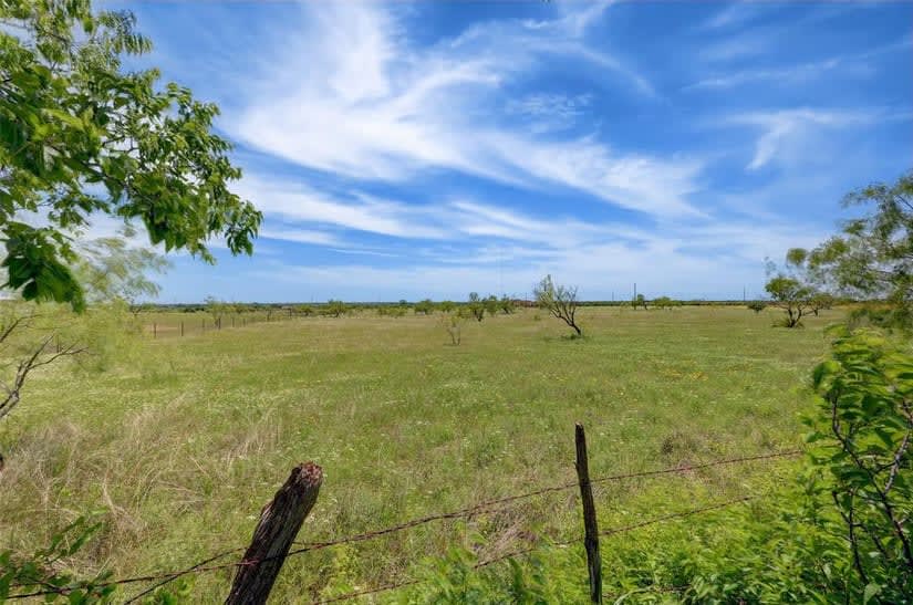 Unrestricted 10 Acre Lot in Bertram