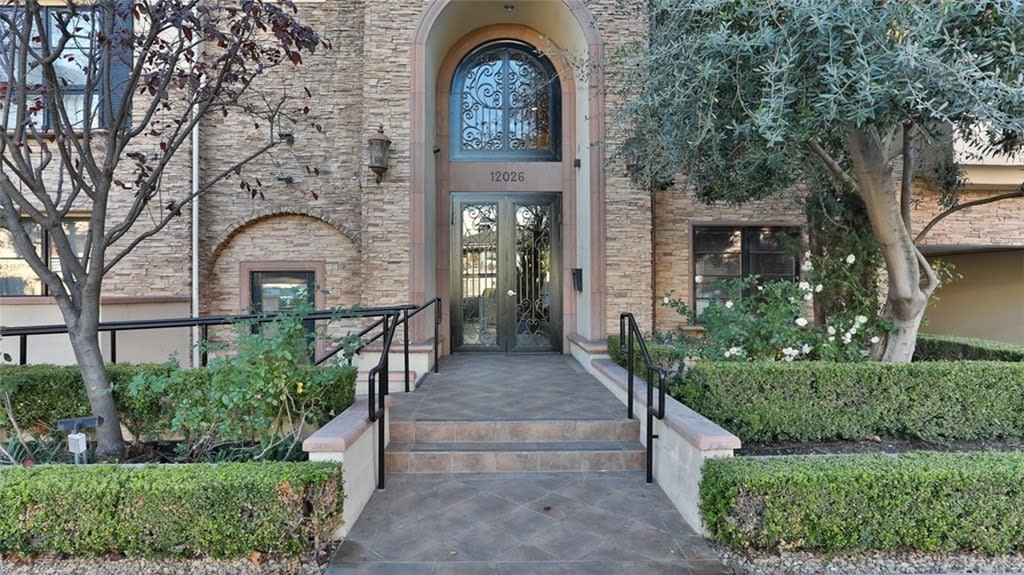 12026 Hoffman St #401