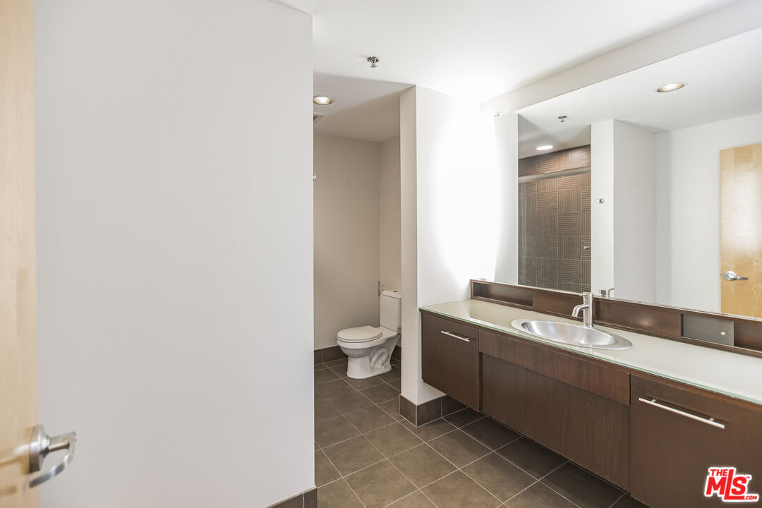 1111 S Grand Ave #1205