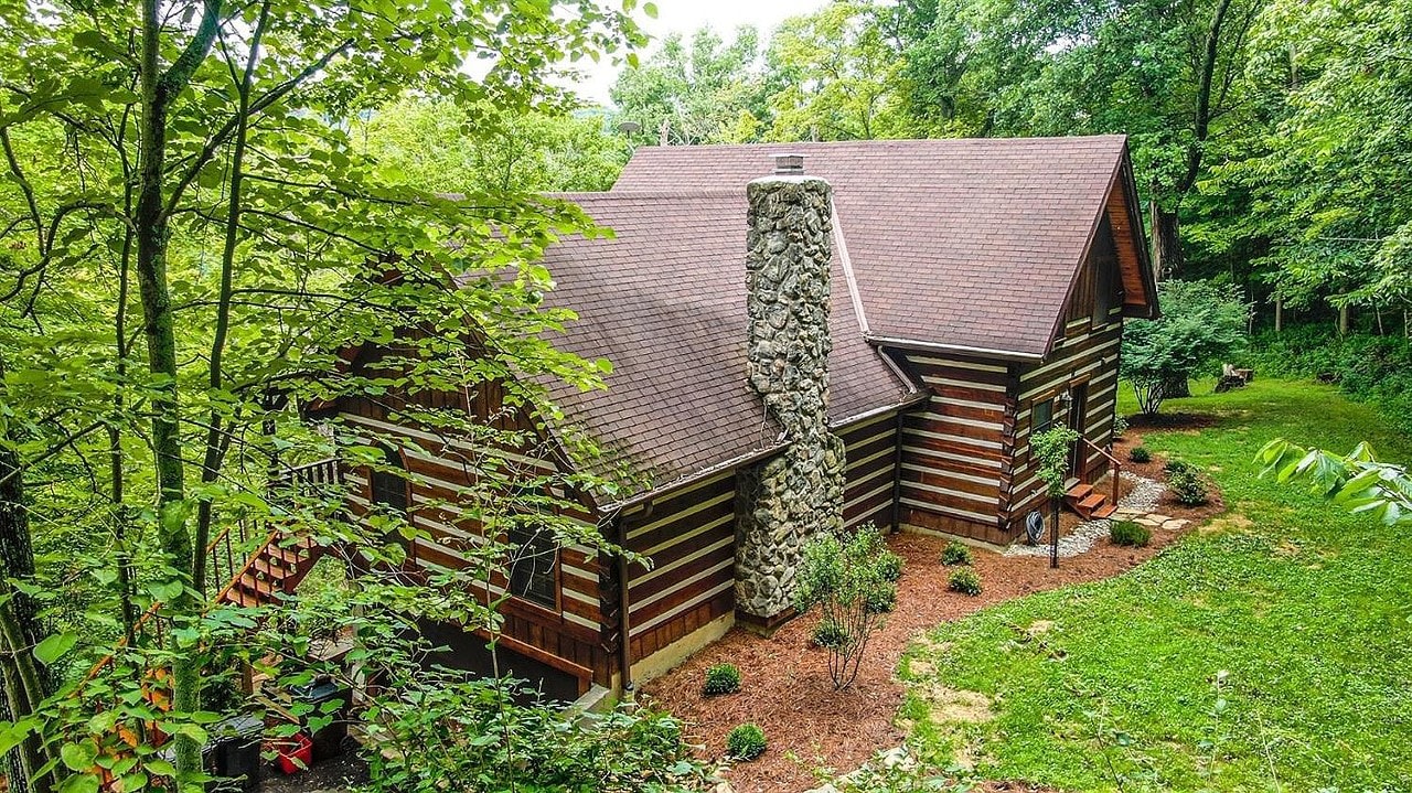 THIS CHARMING AF LOG CABIN LOCATED NEAR DOWNTOWN CINCINNATI JUST HIT THE MARKET