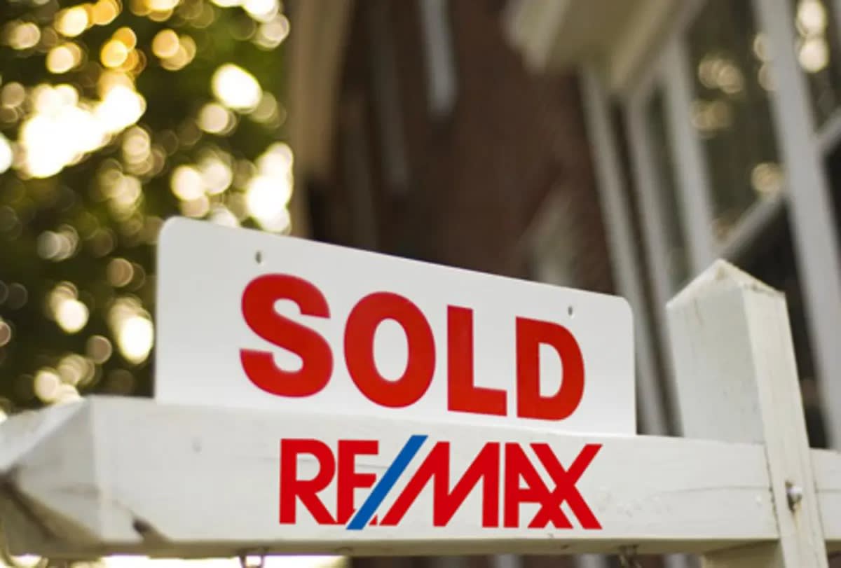 RE/MAX 'Sold' sign