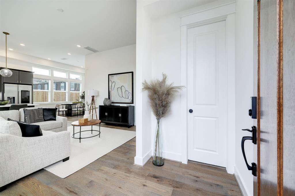 townhome entryway at 9309 Montridge Dr