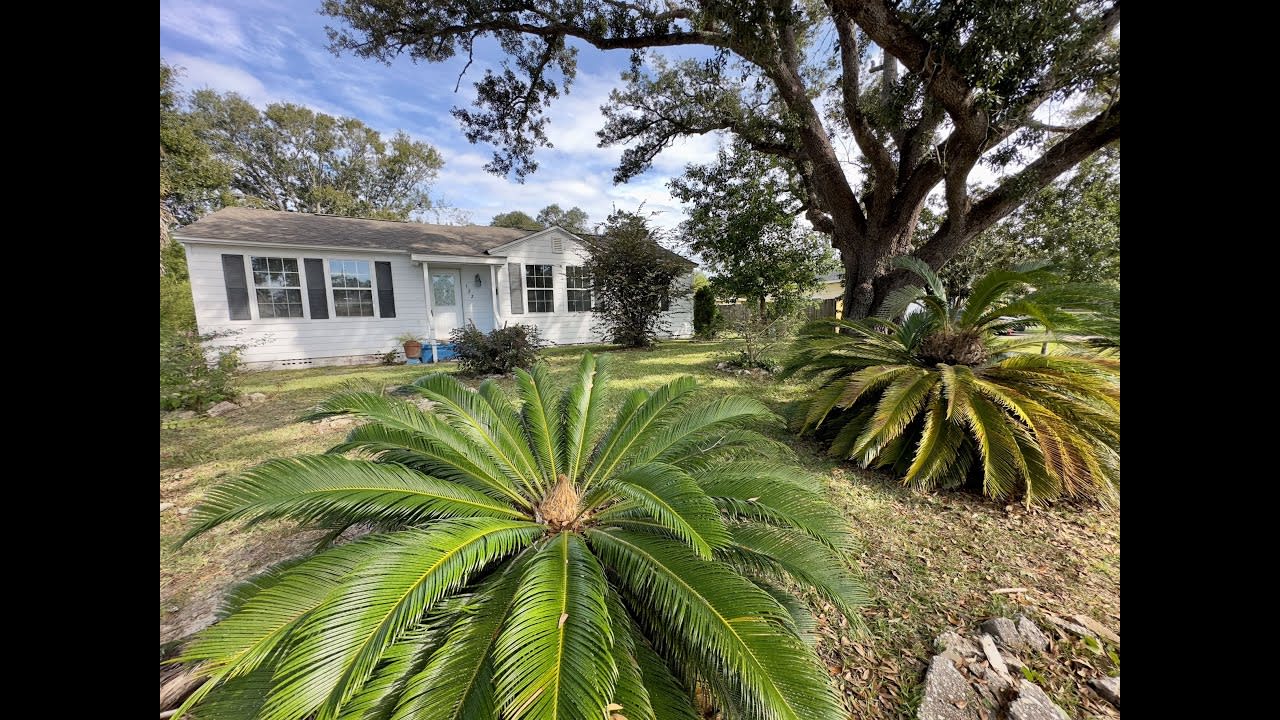 Navy Point Pensacola FL Charming Cottage Opportunity!