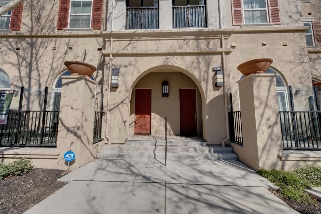 Newer development, Uber Cool Townhome style Condo. 3385 Dublin Blvd #128