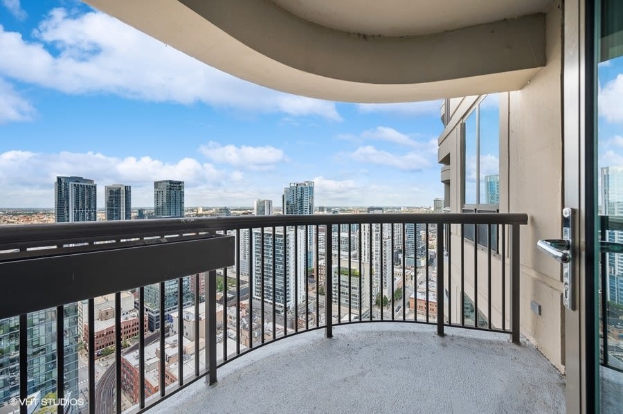 picture-of-unit 3408-balcony-at-400-n-lasalle-dr-river-north