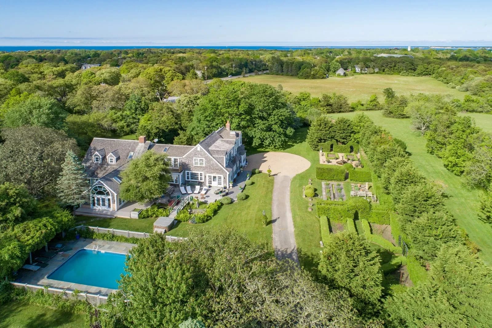 https://res.cloudinary.com/luxuryp/images/f_auto,q_auto/muapbhtp6yuh5fkb9ahw/coastal-compound-in-marthas-vineyard-massachusetts