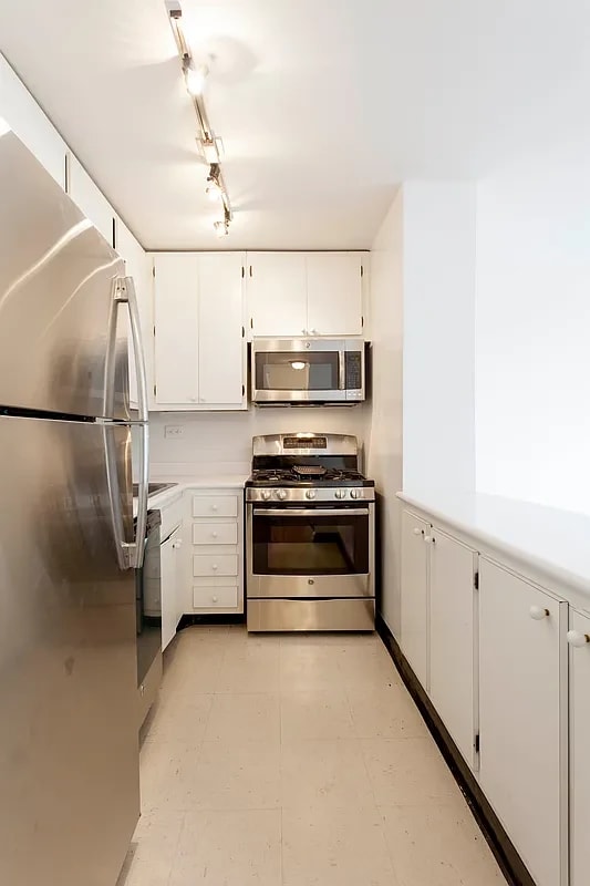 330 East 39th St Apt 27A