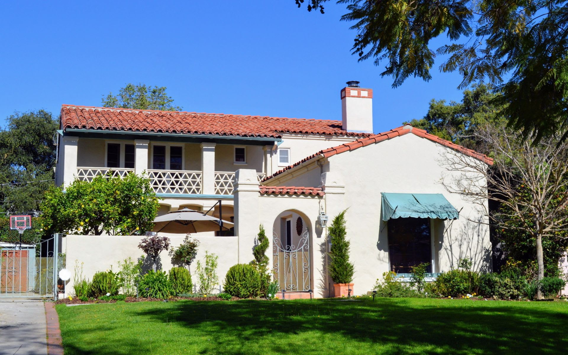 Beautiful Drive Through a Pasadena Neighborhood.