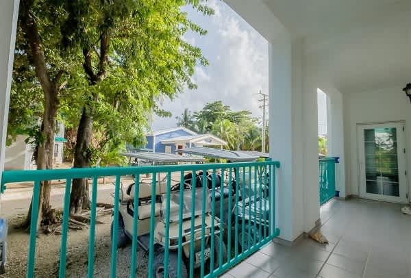 Tropical Escape – a spacious 2 bed 2 bath Condo, minutes from the Beach in San Pedro Ambergris Caye, Belize 