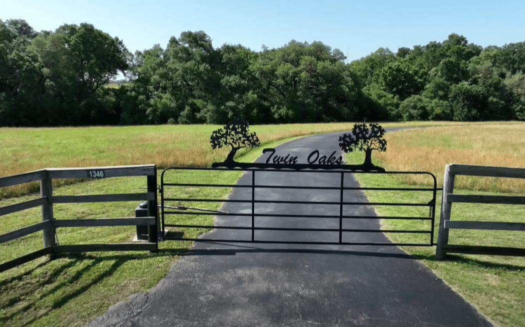 Twin Oaks. The Ranch that has it all.