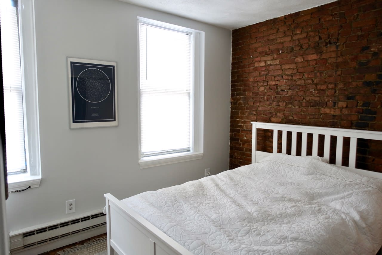 East Brookline 2 bed 1 bath - Pet Friendly & Common Laundry! 