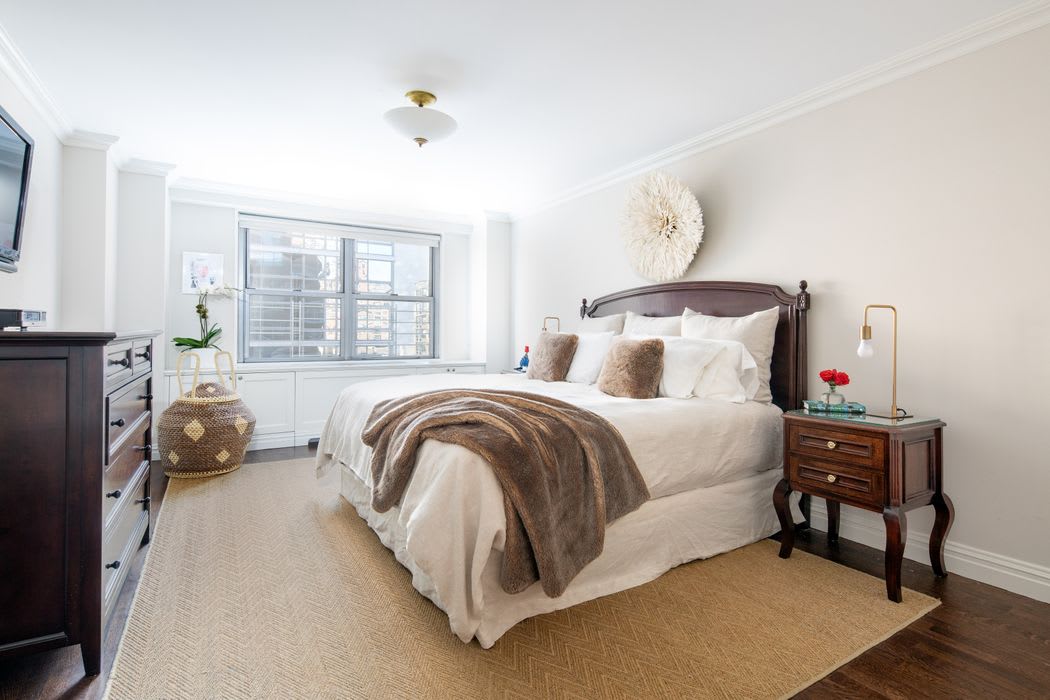 High Floor Gracious Living Lenox Hill, 360 East 72nd Street, Unit B1110