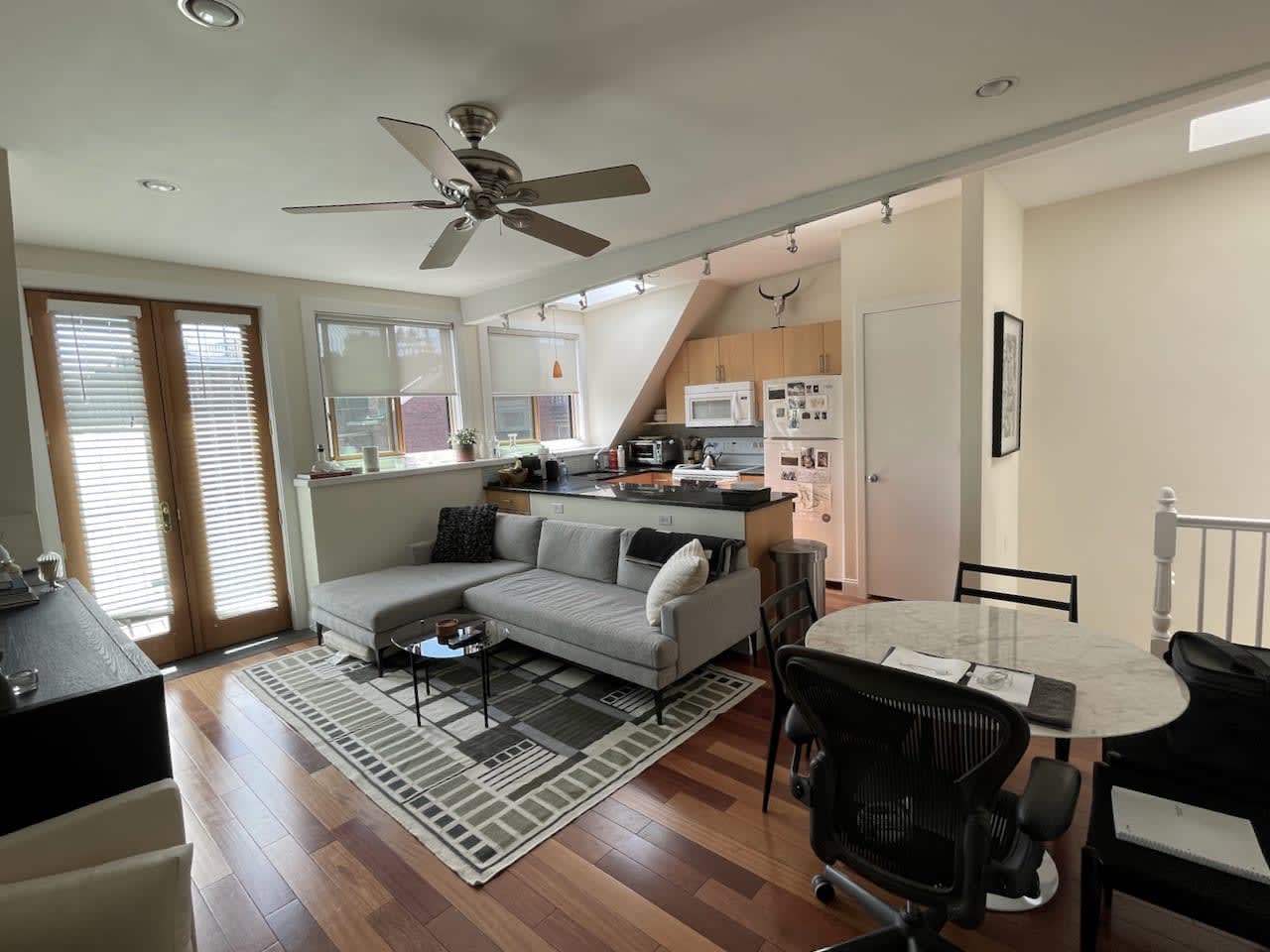 Clarendon @ Tremont Penthouse 1 bed 1 bath w. Private Patio & Laundry in-unit! 