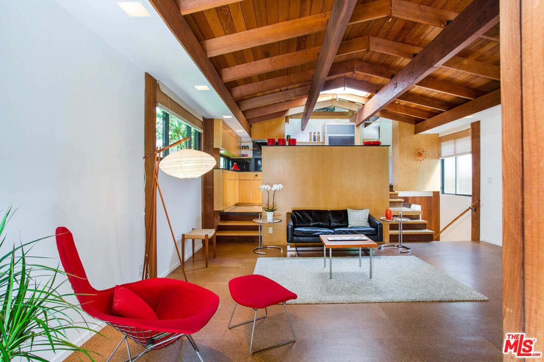 10274 Chrysanthemum Ln