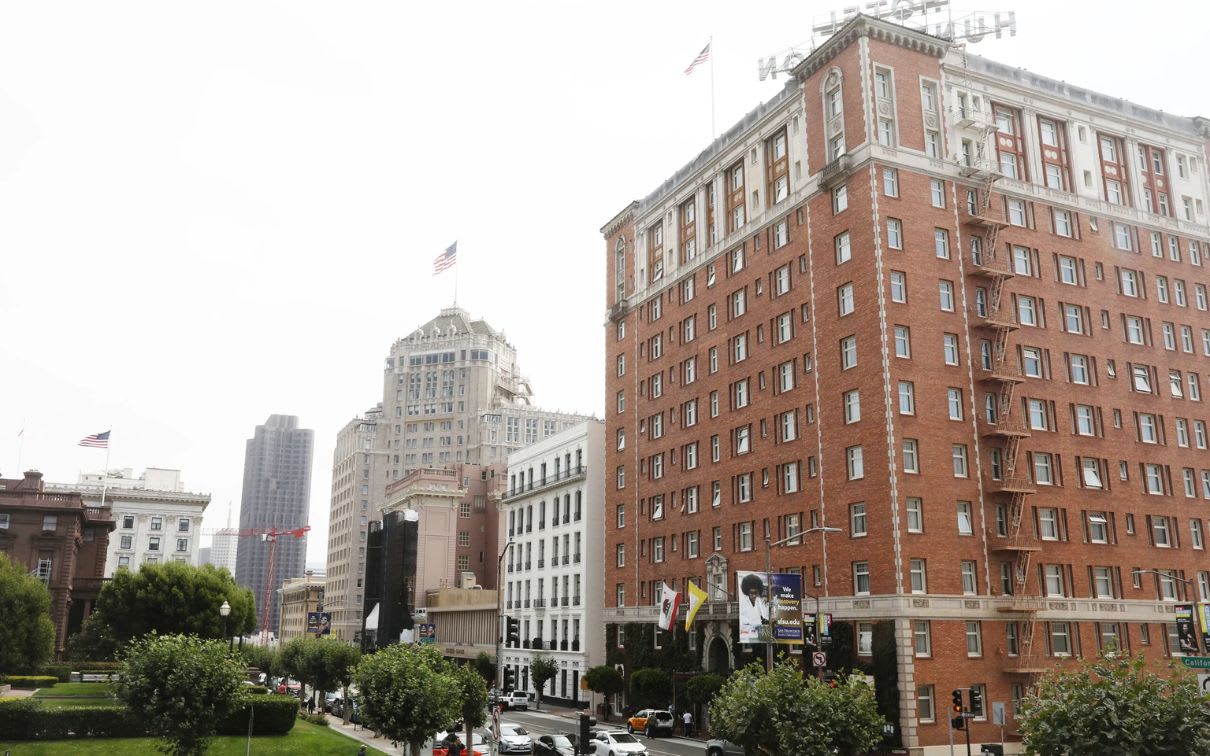 The Historic Huntington Hotel, perched atop San Francisco’s fabled Nob Hill, epitomizes luxury and timeless elegance. This Georgian-style brick building, with twelve stories, houses 135 guest rooms and suites. Its location at 1075 California Street, near Taylor Street, places it in one of San Francisco’s most exclusive neighborhoods.
