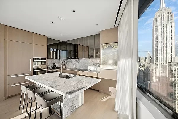 25 West 28th Street Unit: PH42A