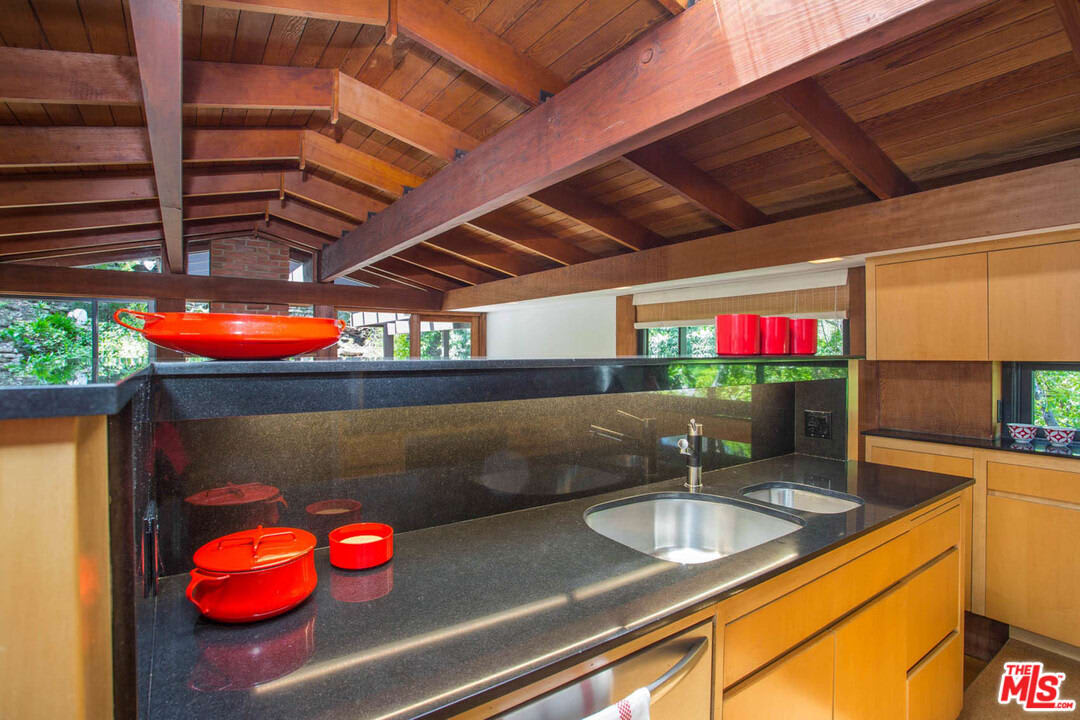 10274 Chrysanthemum Ln