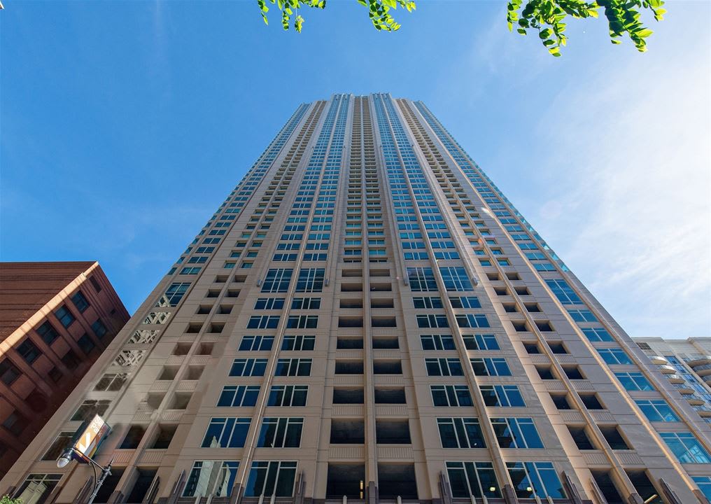 33 W Ontario