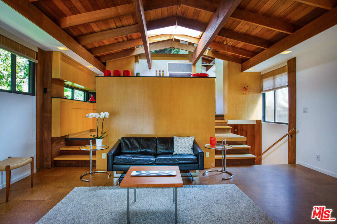 10274 Chrysanthemum Ln