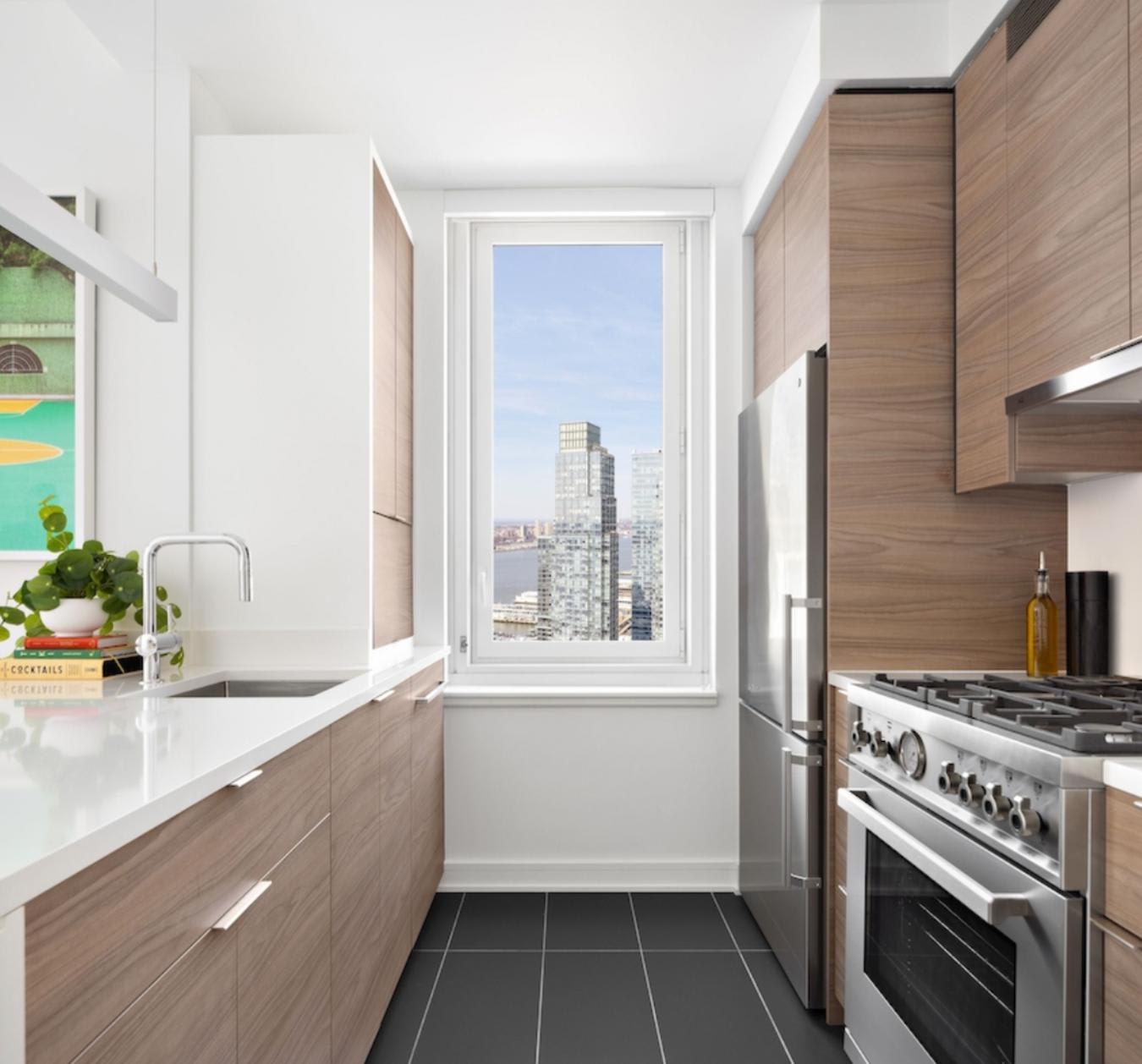 W 38th St
