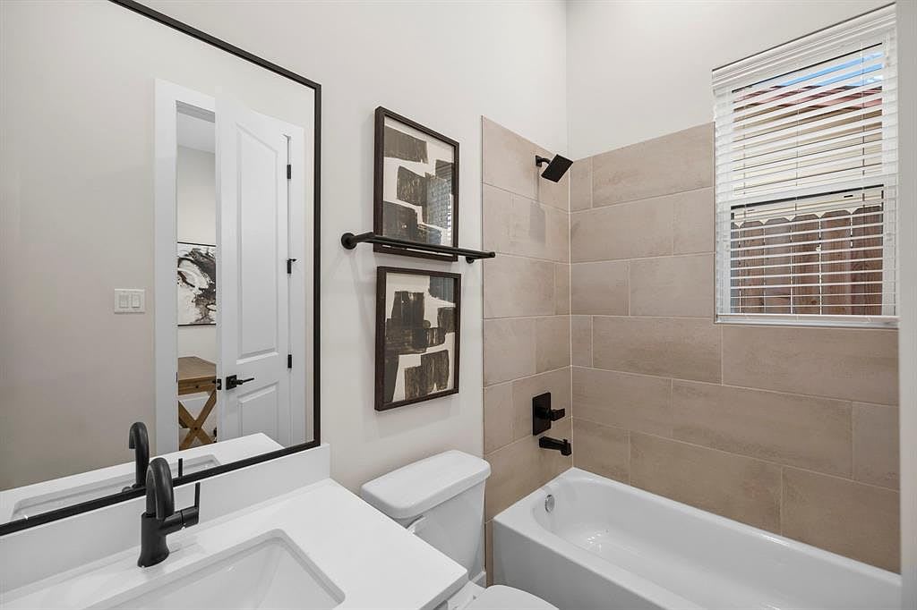 bathroom with a tiled shower 