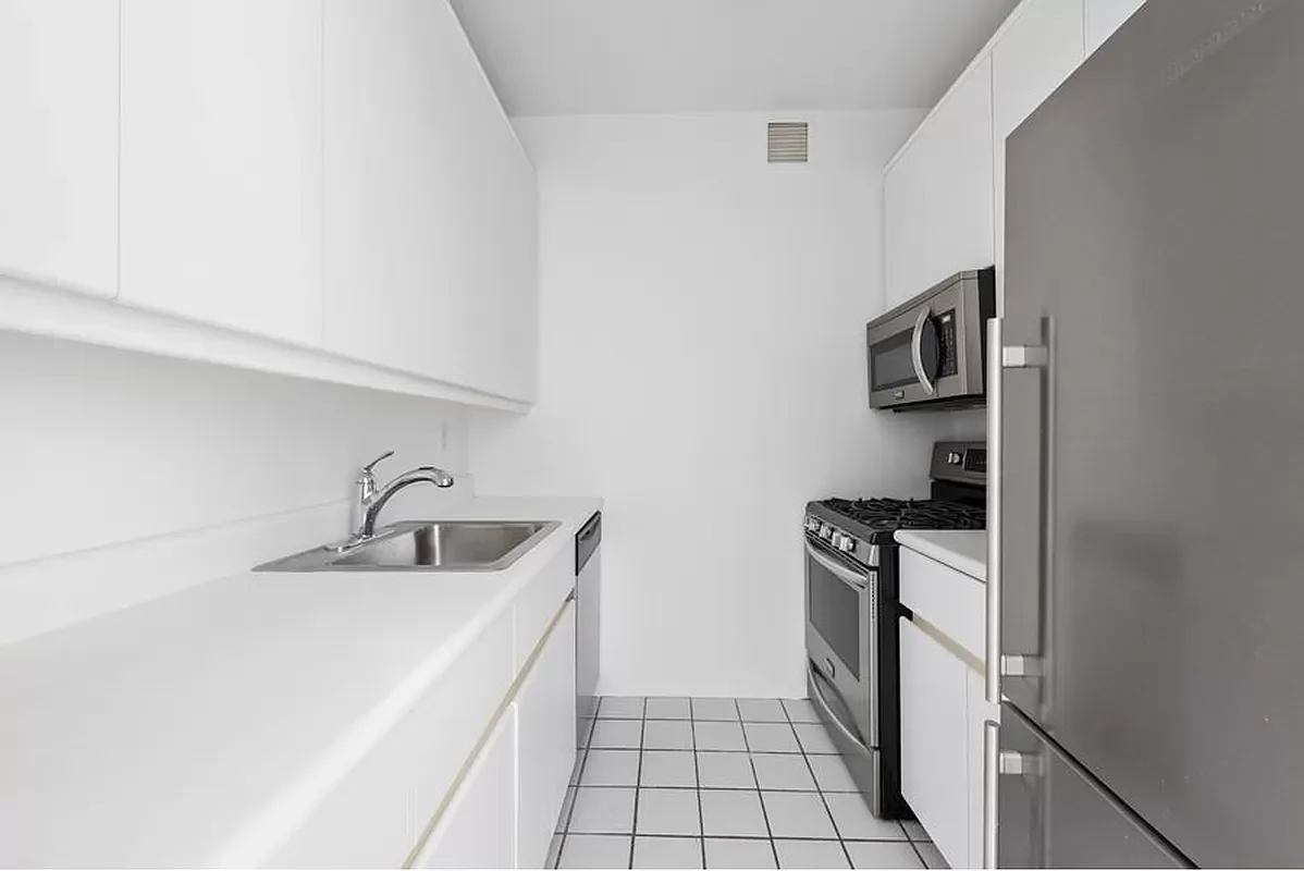 200 East 69th Street Unit: 6I