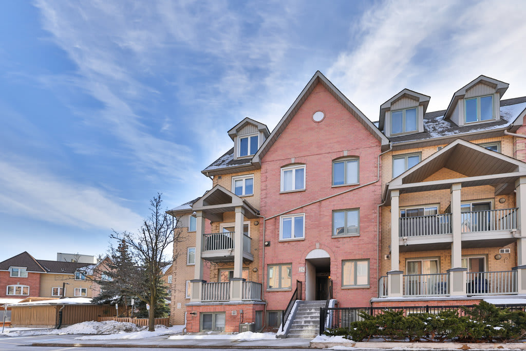 75 Weldrick Road E #823, Richmond Hill