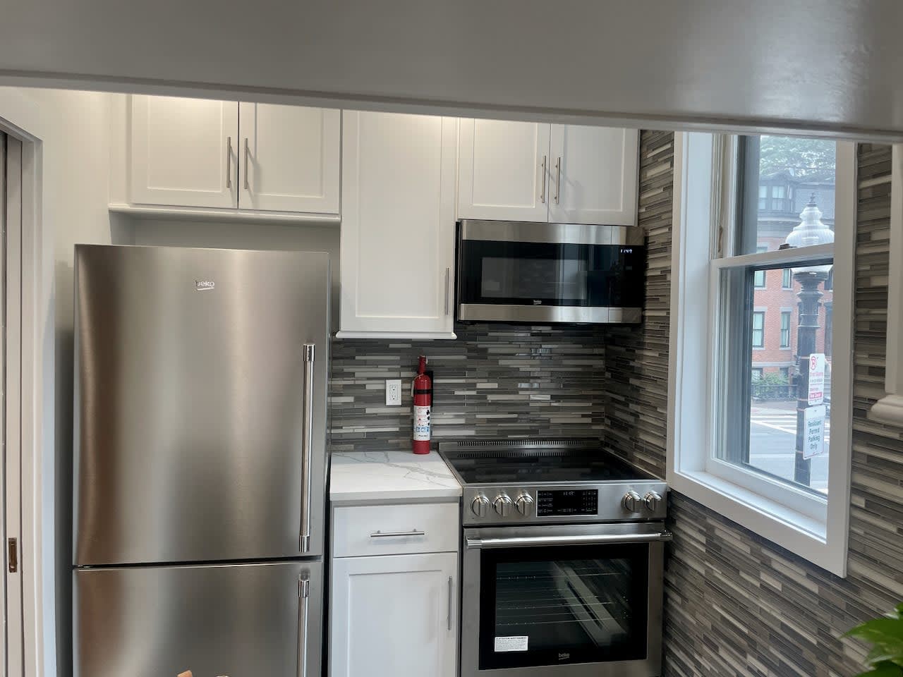 Dartmouth @ Montgomery Street - Beautiful 1 bed 1 bath w/ Deck and Laundry! 