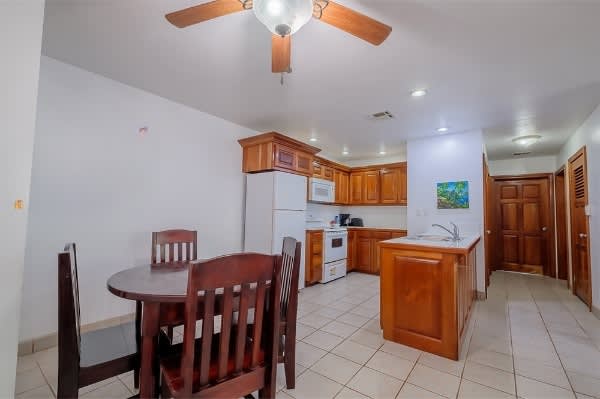 Tropical Escape – a spacious 2 bed 2 bath Condo, minutes from the Beach in San Pedro Ambergris Caye, Belize 