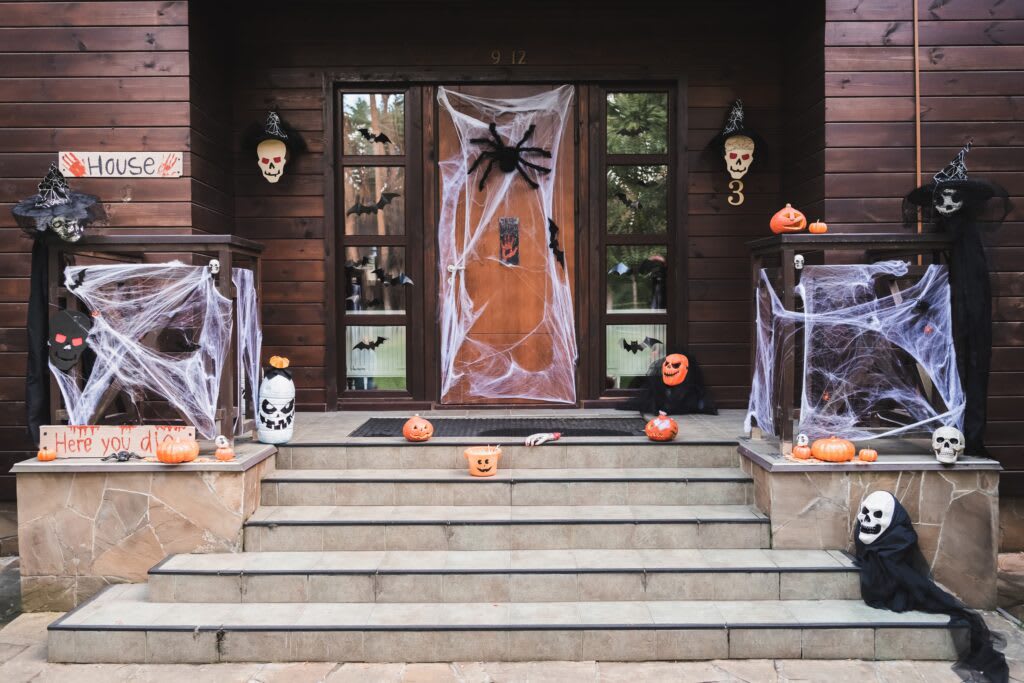 Scary Front Porch Halloween Decoration Ideas