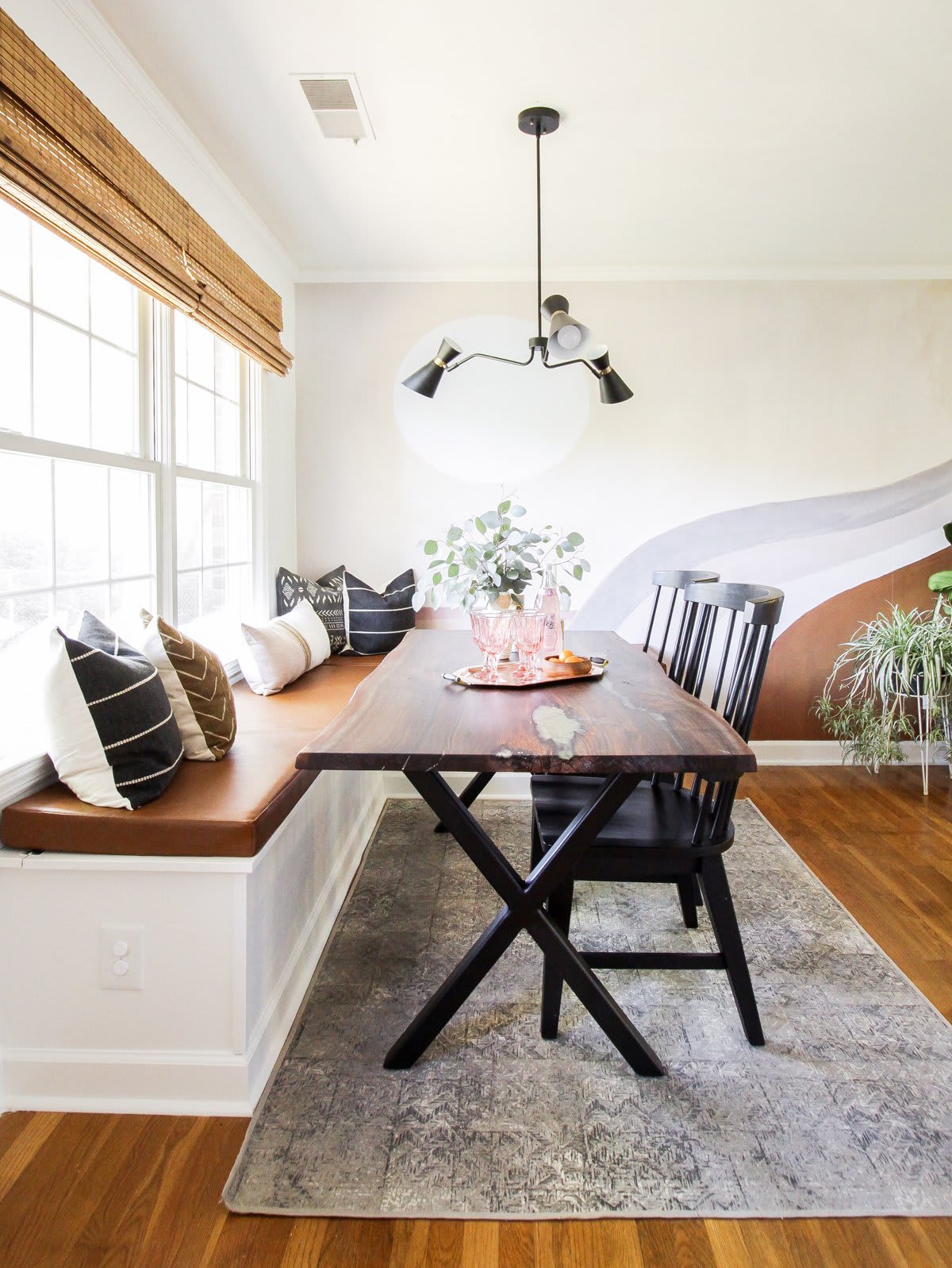 dining room by Cassie Bustamante featured in NEST Magazine