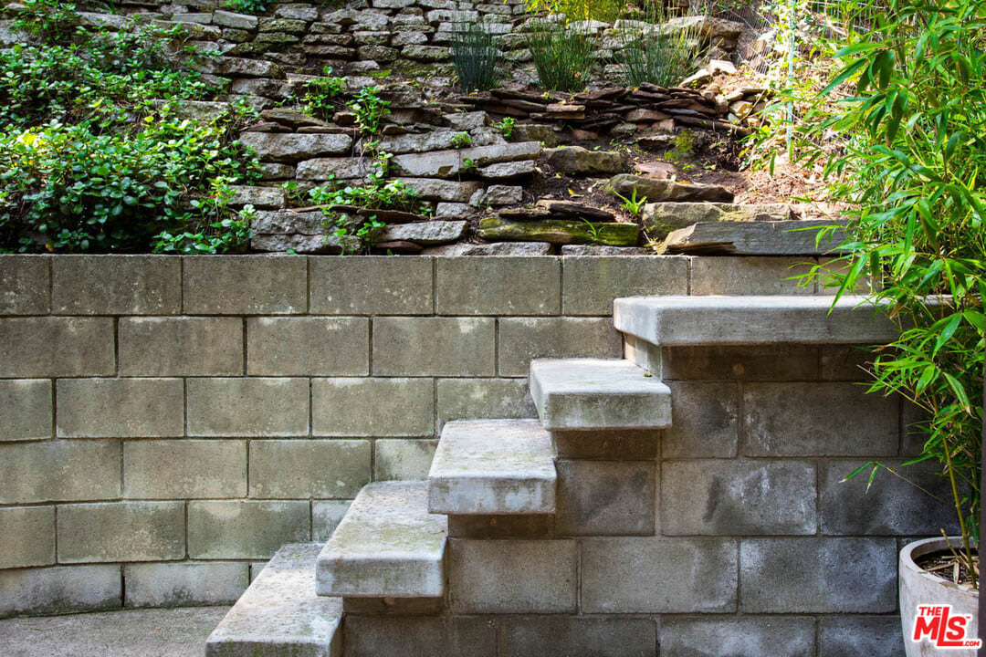 10274 Chrysanthemum Ln