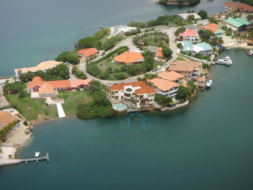 Rare waterfront peninsula land at Jan Sofat with Spanish Water access. Build your dream oasis on approx. 900 sqm lot. Approved 3-level house plan. 24/7 gated security. Seize the opportunity today! For Sale - SilverBell Realty Advisors - Curaçao