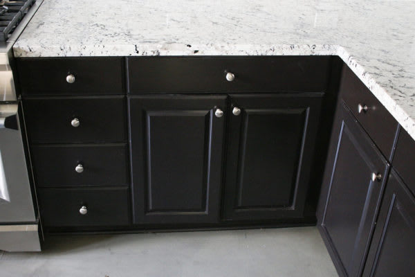 Traditional kitchen cabinets before hardware update