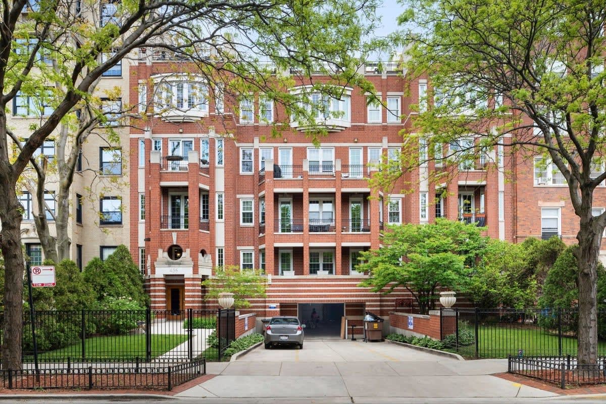 436 W Belmont Avenue, #303