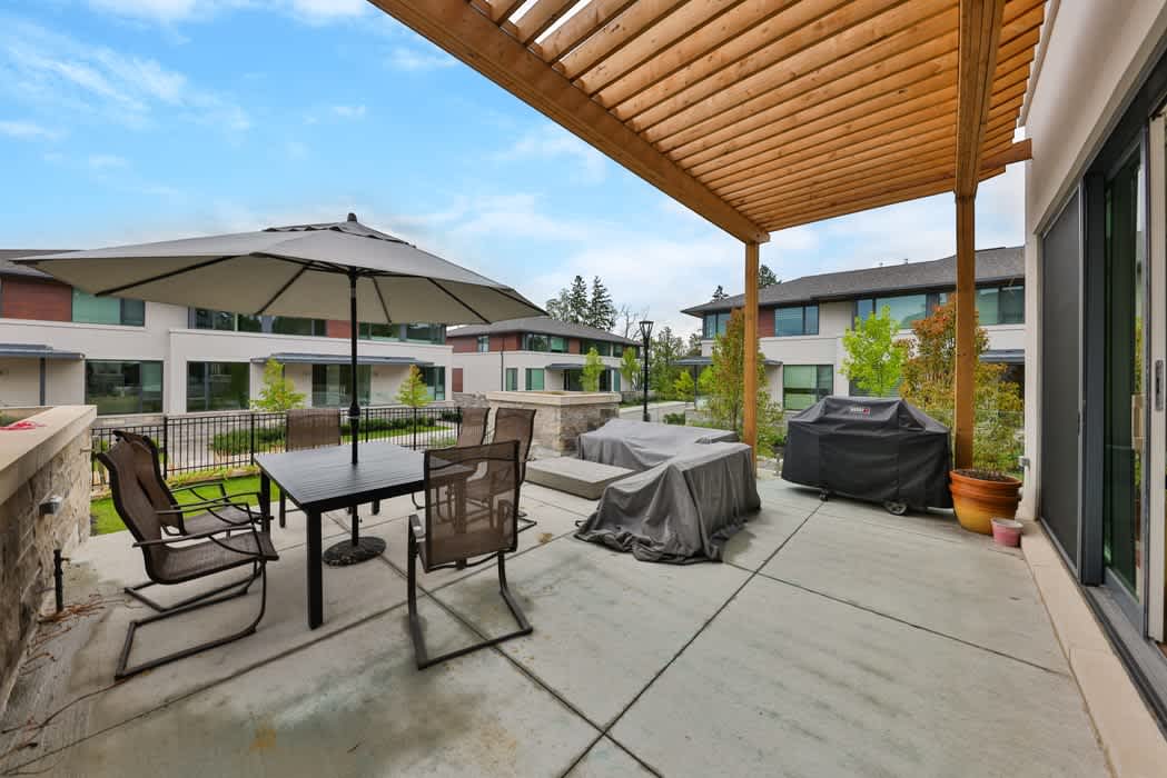 10 Maple Grove Dr 16, Oakville