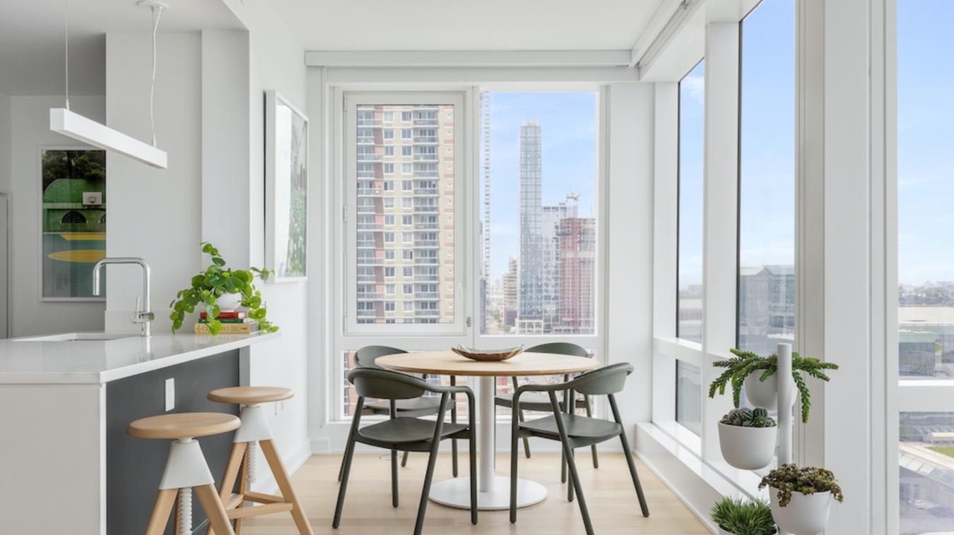 W 38th St