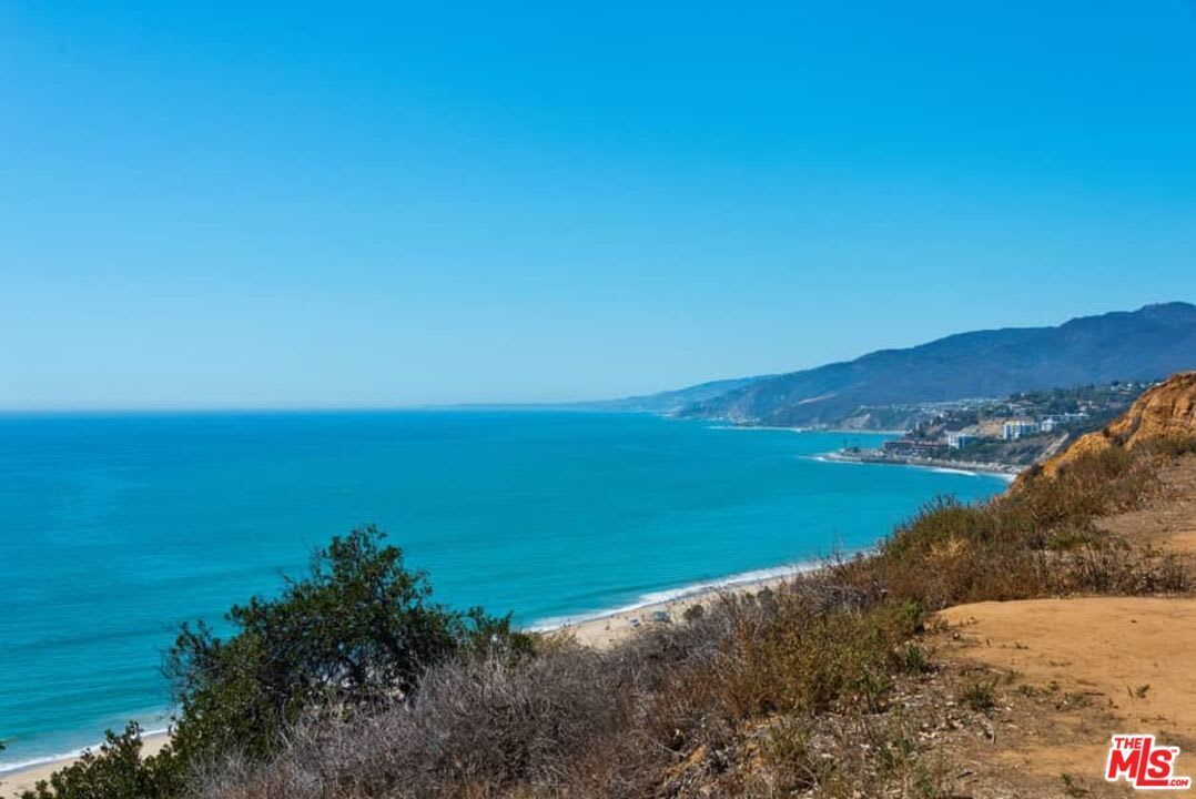 15515 Via De Las Olas