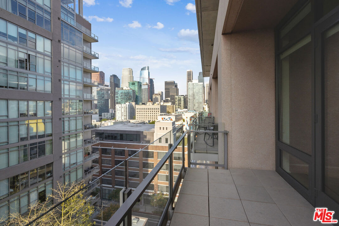 1111 S Grand Ave #1205