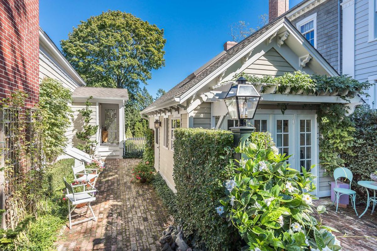 A 188-year-old Sag Harbor Greek Revival cuts its price by $500K