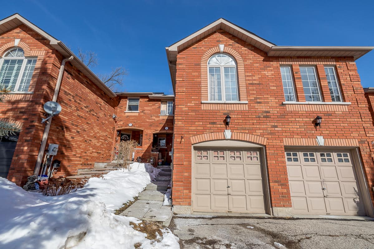 SOLD; Beauty in Barrie Walking Distance to Waterfront Barry Cohen Homes