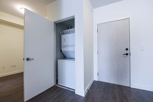 Spacious 1 bedroom + den condo in uptown core