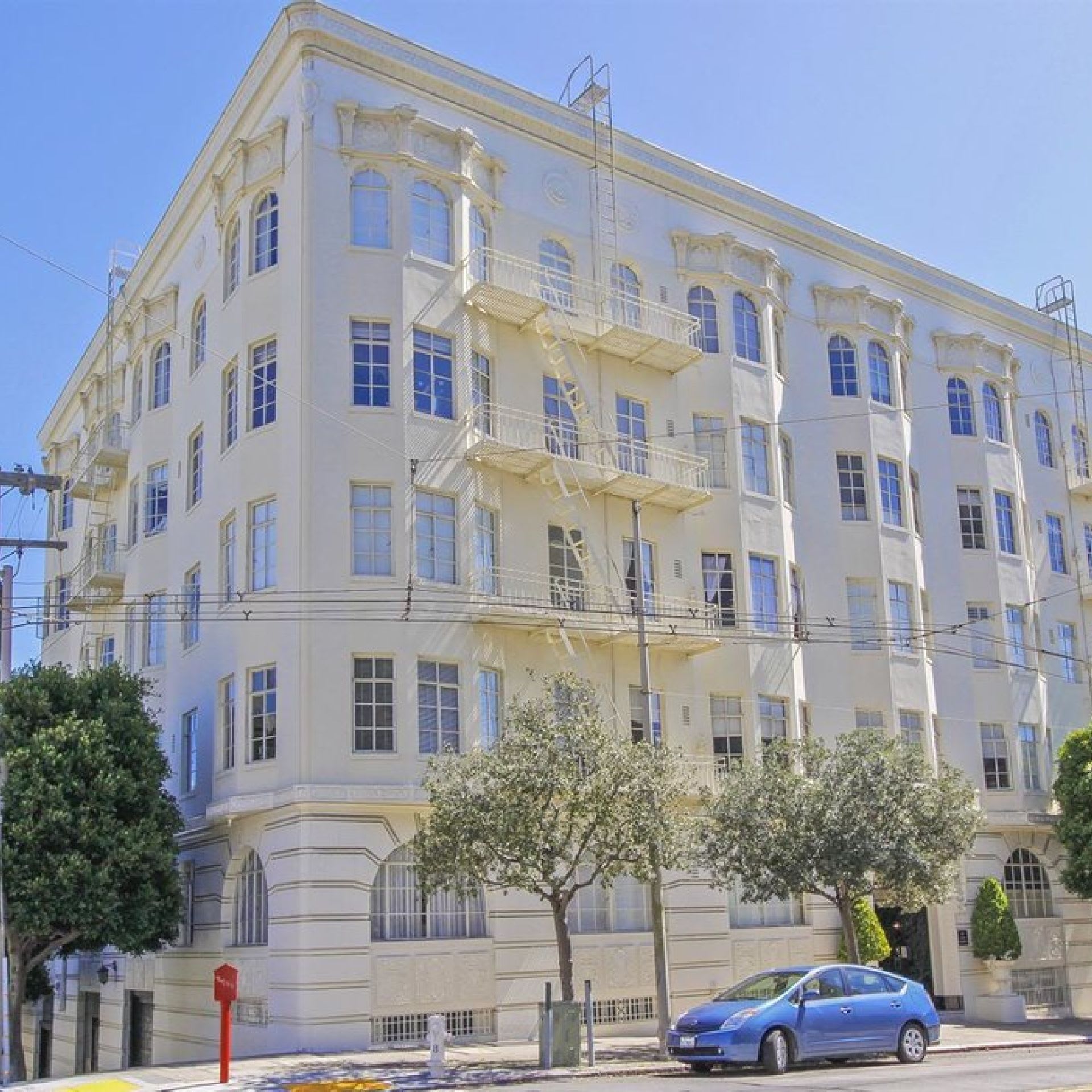 Studio condo in Pacific Heights