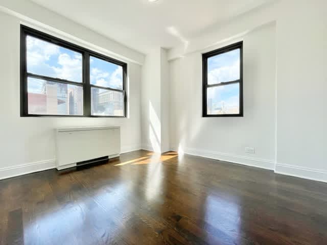 THE WASHINGTON IRVING HOUSE