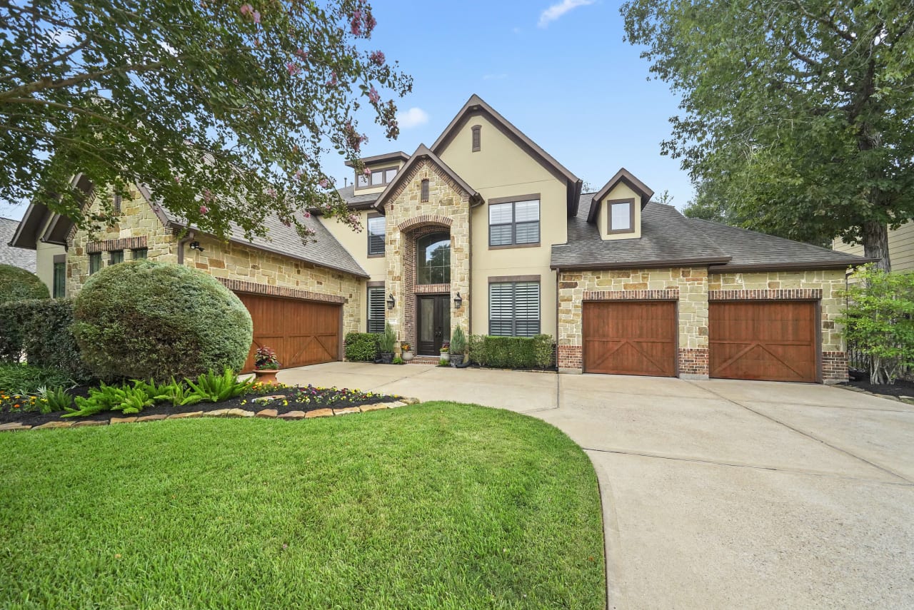 SpyGlass Classic Beauty...Montgomery ISD ~ 5 bedrooms with Backyard Oasis