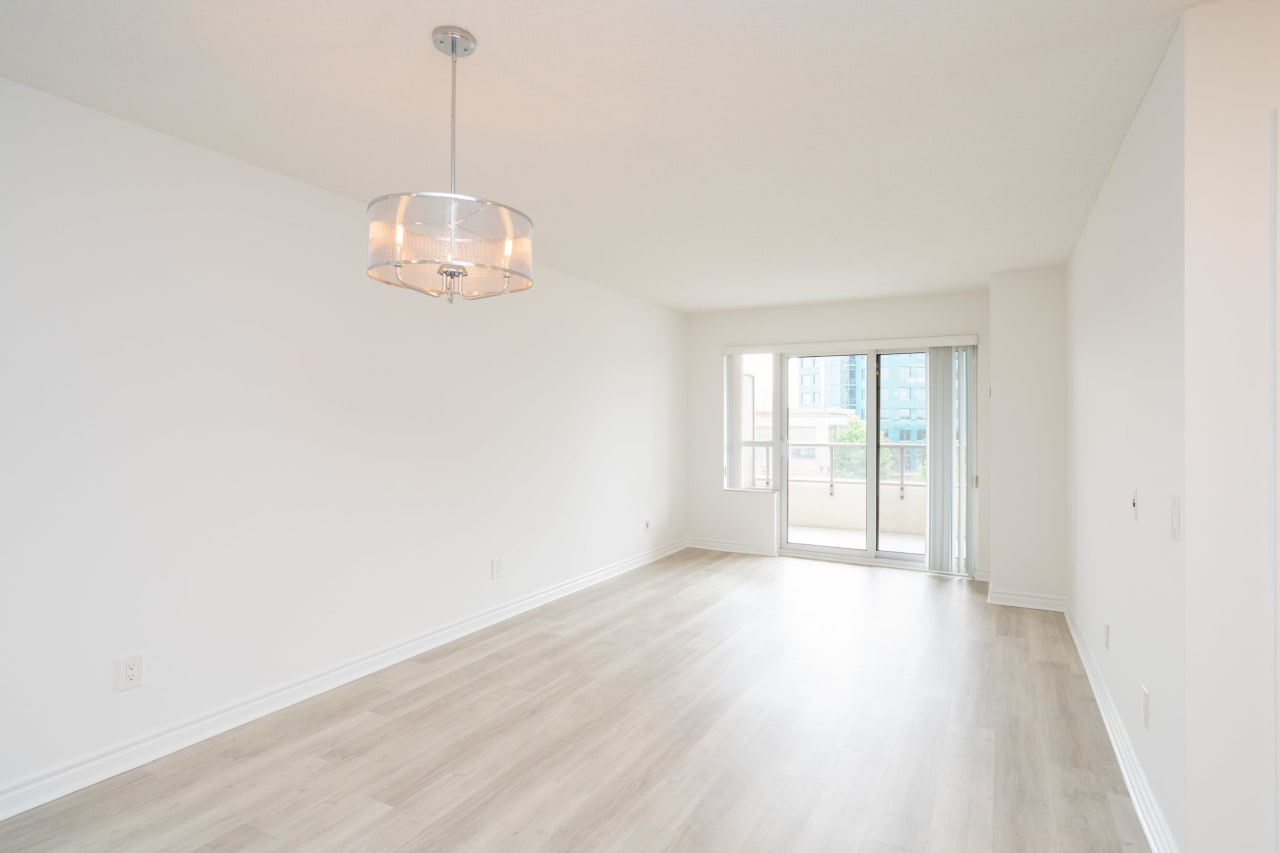 25 Kingsbridge Garden Circ 327 Mississauga, ON