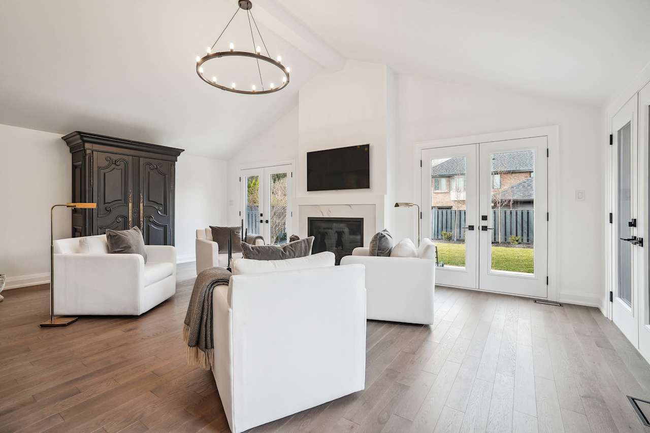 384 Claremont Crescent Oakville, ON L6J 6K1 Goodale Miller Team