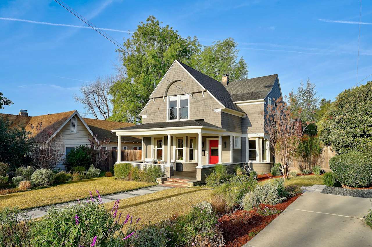 1885 New England Colonial Revival