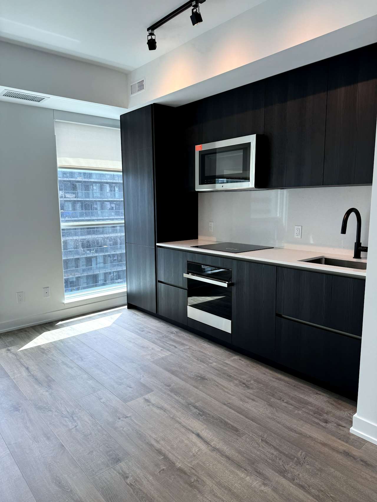 327 King St W Unit: 2501