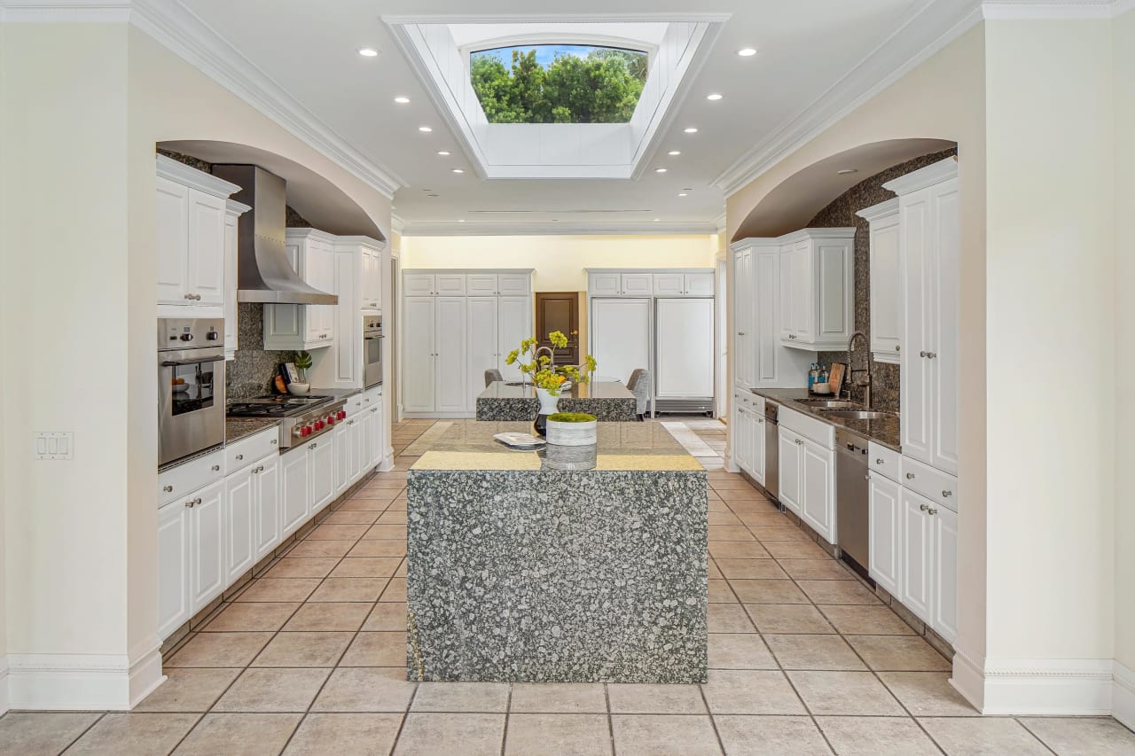 The Robert House Rochelle Maize Beverly Hills Real Estate Agent